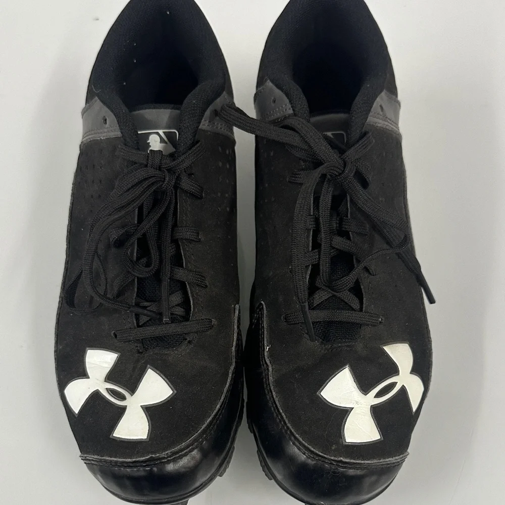 Under Armour Kids Black and White Sneakers cleats 4Y